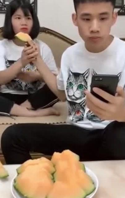 小伙带姐姐免费吃瓜,小伙带姐姐免费畅享夏日清凉瓜果盛宴