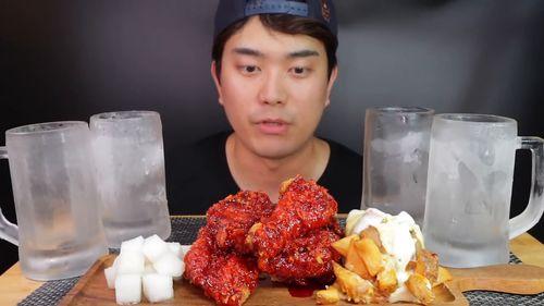 小哥爆料炸鸡视频,炸鸡视频背后的美味秘密