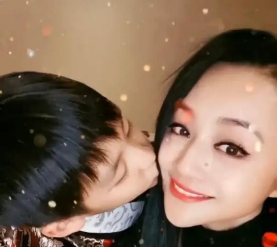 曹颖儿子爆料了吗视频在线观看,揭秘家庭幕后故事  第2张