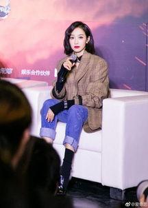 圈内人爆料陈伟霆宋茜,圈内人爆料，这对明星情侣甜蜜互动引关注